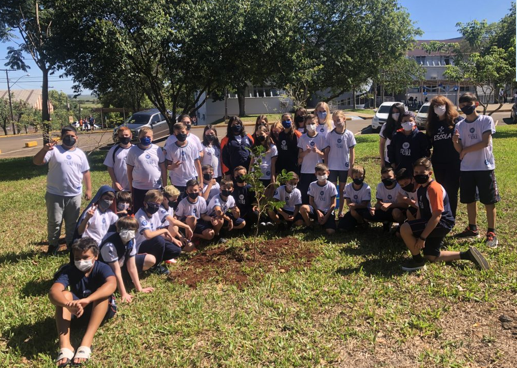 Alunos plantaram uma muda de Araçá, simbolizando o início da jornada na Escola (URI Santo Ângelo/Divulgação)
