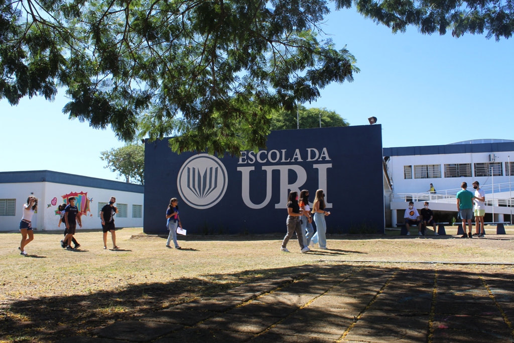Pátio da escola ficou movimentado (URI Santiago/Divulgação)